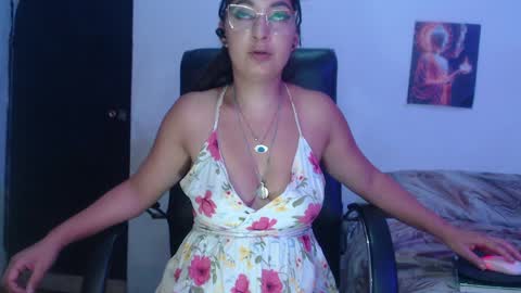 Snapshot of hannafalls chatting on June 1, 12:12 am SARA online show from June 1, 12:12 am