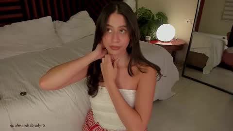 Hannah online show from March 21, 1:32 am