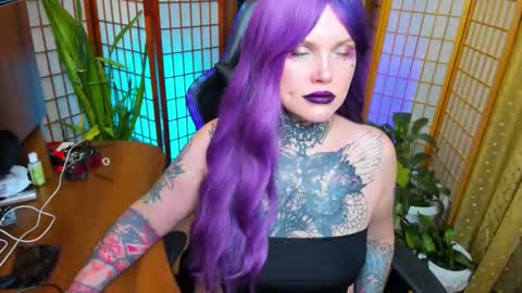 Hannah online show from December 18, 7:42 pm