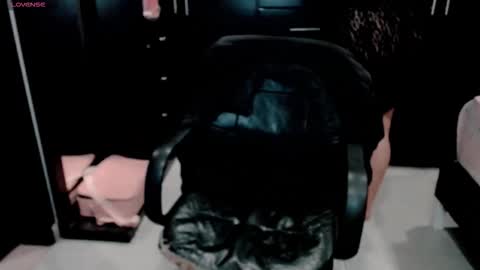 Snapshot of hannah_v chatting on November 17, 1:44 am hannah_v online show from November 17, 1:44 am