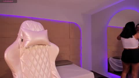 hannahmonttgomery  Help me reach 100 Hands up online show from December 1, 4:23 pm