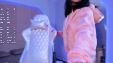 hannahmonttgomery  Help me reach 100 Hands up online show from March 1, 1:46 pm