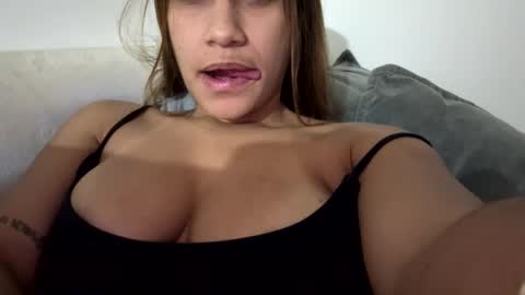 Snapshot of hannakoff chatting on October 8, 1:58 am hannakoff online show from October 8, 1:58 am