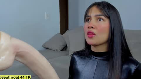 Snapshot of hannathompson___ chatting on October 17, 2:08 pm Hanna online show from October 17, 2:08 pm