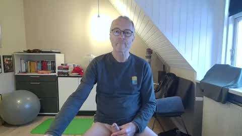 Snapshot of hanse_1 chatting on December 16, 8:20 am Hanse online show from December 16, 8:20 am