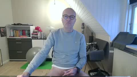 Snapshot of hanse_1 chatting on January 2, 7:44 am Hanse online show from January 2, 7:44 am