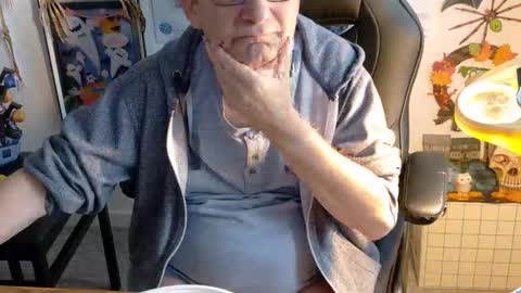 Snapshot of hansi63 chatting on October 16, 10:27 am charly online show from October 16, 10:27 am