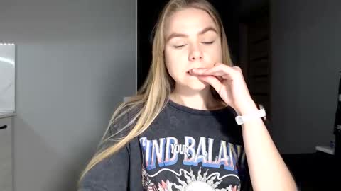 happy_fox_ online show from November 22, 5:56 pm