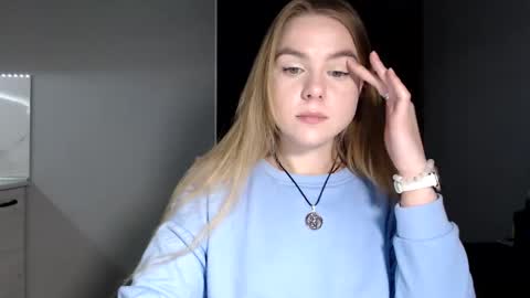 happy_fox_ online show from April 12, 8:25 pm