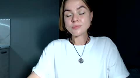 Snapshot of happy_fox_ chatting on June 10, 9:25 pm happy_fox_ online show from June 10, 9:25 pm