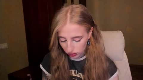 Snapshot of harley_kimm chatting on November 18, 5:45 am Julia online show from November 18, 5:45 am