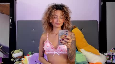 Snapshot of harmonyy_hill chatting on February 7, 10:57 pm Harmony Hill online show from February 7, 10:57 pm