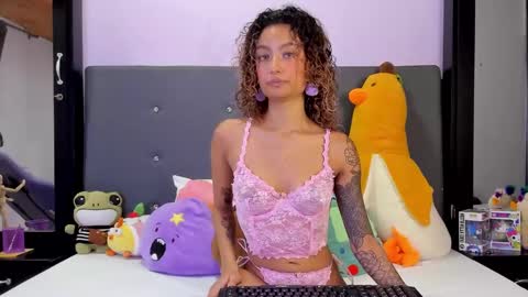 Snapshot of harmonyy_hill chatting on February 22, 2:56 am Harmony Hill online show from February 22, 2:56 am