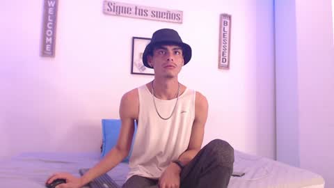 Snapshot of harrythomson1 chatting on December 31, 4:27 am harry thomson online show from December 31, 4:27 am