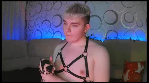 Snapshot of heatctrl chatting on February 24, 8:51 pm Justin online show from February 24, 8:51 pm