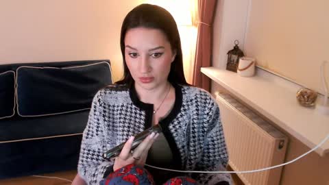 Snapshot of heaven_chloe chatting on December 5, 3:39 pm Heaven girl online show from December 5, 3:39 pm