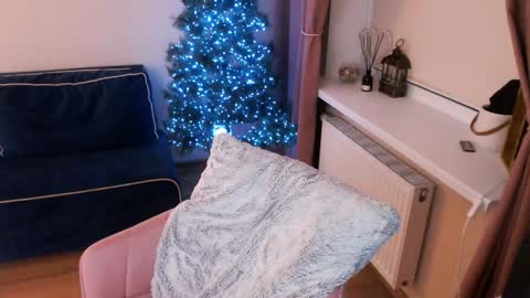 Snapshot of heaven_chloe chatting on December 9, 6:35 pm Heaven girl online show from December 9, 6:35 pm