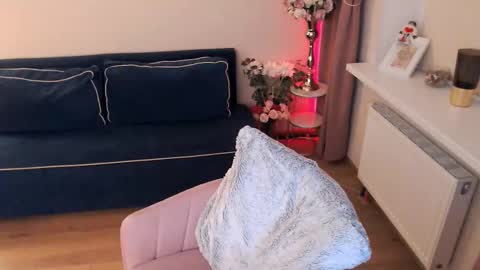 Snapshot of heaven_chloe chatting on October 3, 6:49 pm Heaven girl online show from October 3, 6:49 pm