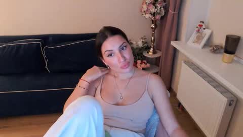 Snapshot of heaven_chloe chatting on October 6, 7:22 pm Heaven girl online show from October 6, 7:22 pm