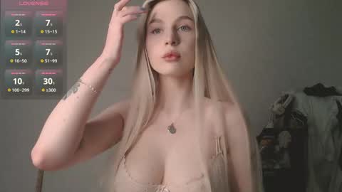 Snapshot of heavenlysky_ chatting on April 21, 1:17 pm Akemi instinthemoodforlooove online show from April 21, 1:17 pm