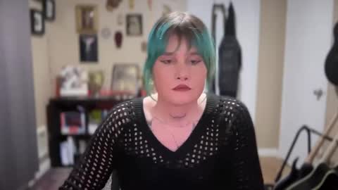 Snapshot of heavensentttt chatting on December 3, 8:27 am Saoirse online show from December 3, 8:27 am