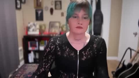 Snapshot of heavensentttt chatting on December 4, 5:05 am Saoirse online show from December 4, 5:05 am