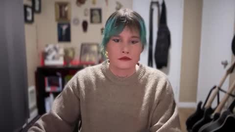 Snapshot of heavensentttt chatting on December 5, 11:51 pm Saoirse online show from December 5, 11:51 pm