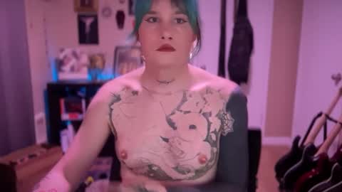 Snapshot of heavensentttt chatting on December 10, 7:16 am Saoirse online show from December 10, 7:16 am