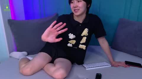 HEEJIN online show from April 14, 8:15 pm