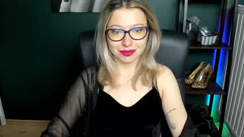 Snapshot of heidi_pleasure chatting on June 16, 4:37 am Heidi online show from June 16, 4:37 am