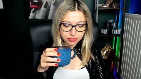 Snapshot of heidi_pleasure chatting on June 18, 4:24 am Heidi online show from June 18, 4:24 am