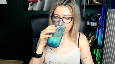 Snapshot of heidi_pleasure chatting on June 29, 10:15 am Heidi online show from June 29, 10:15 am