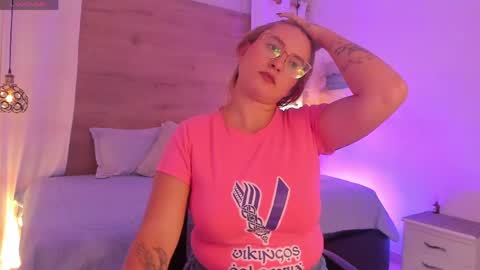 Snapshot of heidishayk chatting on April 1, 12:17 pm ANTARA REY online show from April 1, 12:17 pm