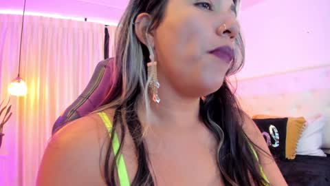 Snapshot of heidyblue chatting on February 7, 7:49 pm online show from February 7, 7:49 pm