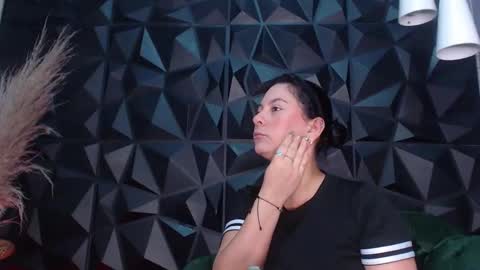 Helena Saenz online show from December 18, 12:33 pm