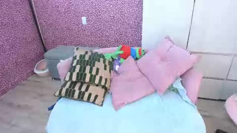 Snapshot of hell_fairy chatting on June 17, 4:26 am Laura online show from June 17, 4:26 am