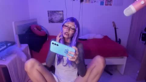 Snapshot of helloskinnygirls chatting on November 3, 9:27 pm Raven and Momo online show from November 3, 9:27 pm