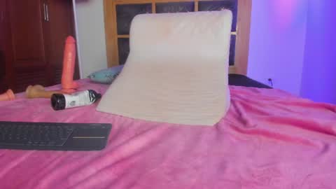 Snapshot of hellzel_moon chatting on June 11, 12:32 am Hellzel online show from June 11, 12:32 am