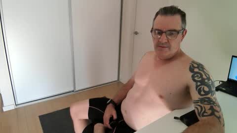 hempie1973 online show from December 1, 5:23 am