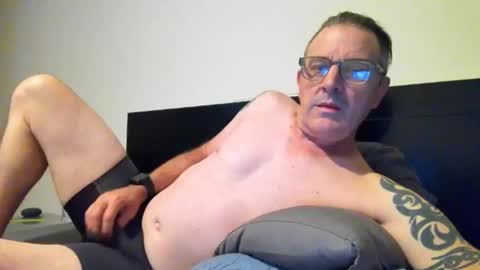 Snapshot of hempie1973 chatting on January 18, 12:09 pm hempie1973 online show from January 18, 12:09 pm