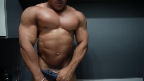 Snapshot of henrimusclee chatting on February 5, 10:36 pm Henri online show from February 5, 10:36 pm