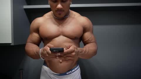 Snapshot of henrimusclee chatting on February 10, 9:30 pm Henri online show from February 10, 9:30 pm