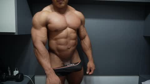 Snapshot of henrimusclee chatting on April 7, 11:04 pm Henri online show from April 7, 11:04 pm