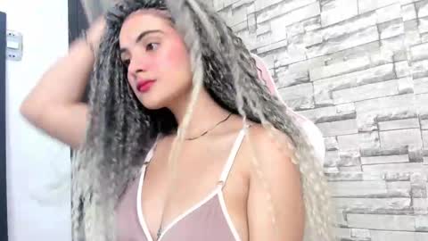 Snapshot of hera_elis chatting on January 4, 7:44 pm hera_elis online show from January 4, 7:44 pm