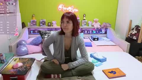 Snapshot of heraluna_ chatting on February 5, 9:19 pm HeraLuna online show from February 5, 9:19 pm