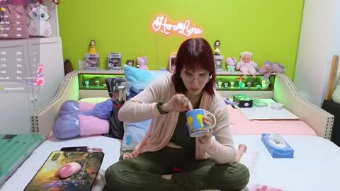 Snapshot of heraluna_ chatting on February 19, 9:44 pm HeraLuna online show from February 19, 9:44 pm