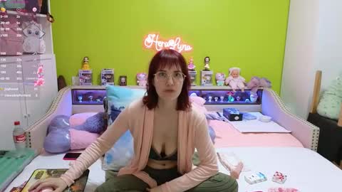 Snapshot of heraluna_ chatting on February 24, 9:57 pm HeraLuna online show from February 24, 9:57 pm