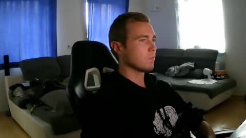 Snapshot of herbstenden chatting on October 25, 2:35 pm John Pearl online show from October 25, 2:35 pm