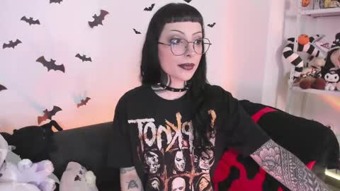 Snapshot of herinfernalmajesty chatting on April 21, 4:45 pm Marie online show from April 21, 4:45 pm
