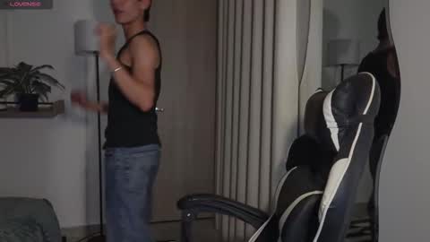 Snapshot of hey_cesard chatting on February 14, 12:18 am hey_cesard online show from February 14, 12:18 am